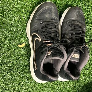 Nike shoes in very good shape!fit smaller than 8.5